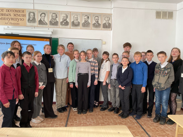 Волонтеры "IZZU” провели урок финансовой грамотности в 5 классе.